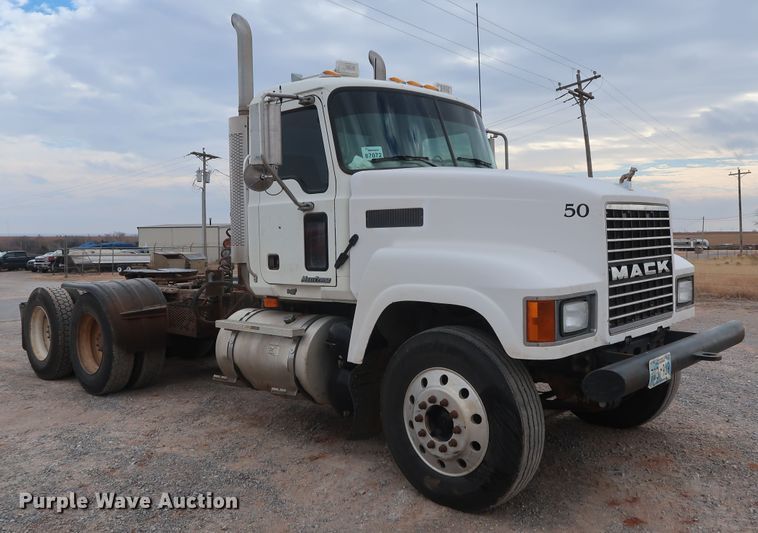 image for item GD9907 2005 Mack CHN613 semi truck