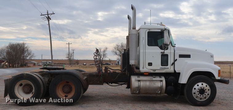 image for item GD9907 2005 Mack CHN613 semi truck