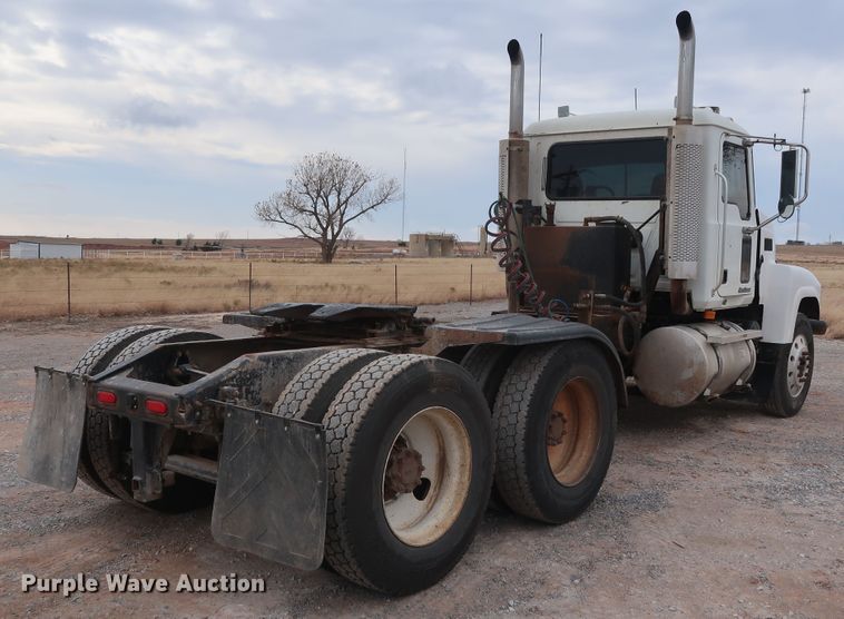 image for item GD9907 2005 Mack CHN613 semi truck