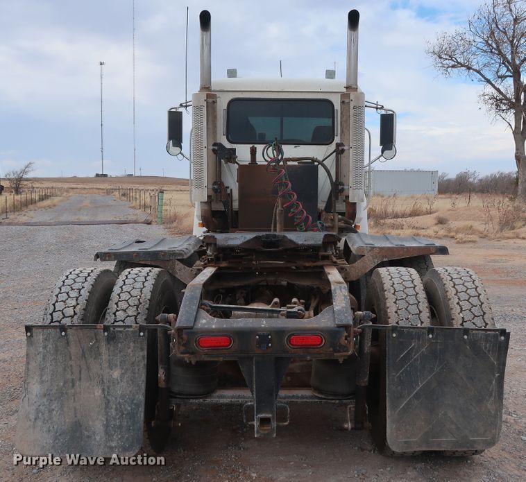 image for item GD9907 2005 Mack CHN613 semi truck