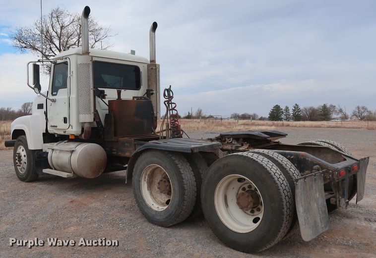 image for item GD9907 2005 Mack CHN613 semi truck