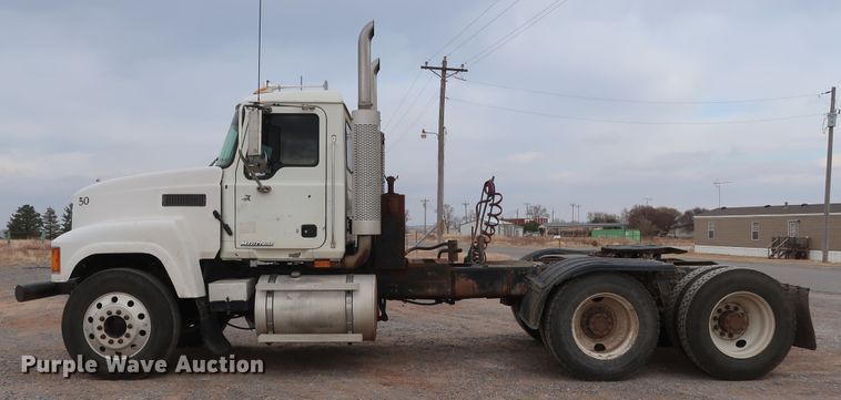 image for item GD9907 2005 Mack CHN613 semi truck