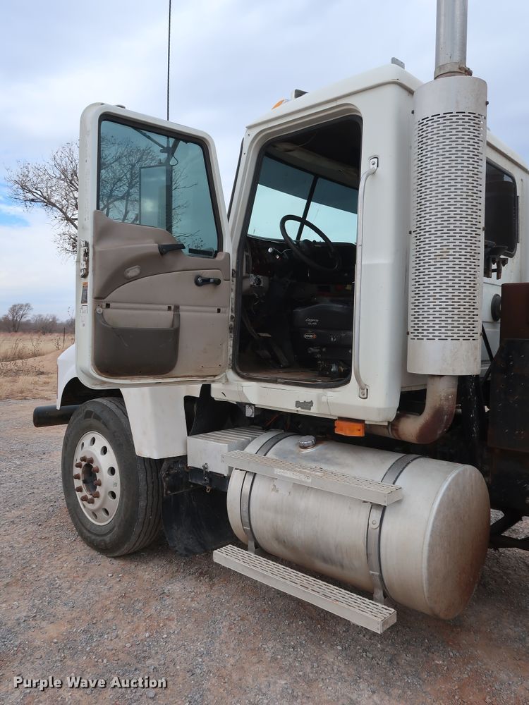 image for item GD9907 2005 Mack CHN613 semi truck