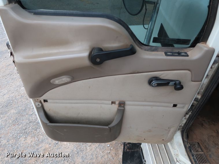 image for item GD9907 2005 Mack CHN613 semi truck