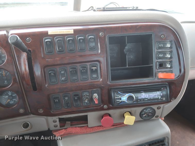 image for item GD9907 2005 Mack CHN613 semi truck