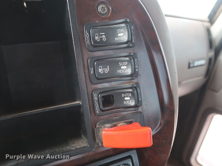 image for item GD9907 2005 Mack CHN613 semi truck