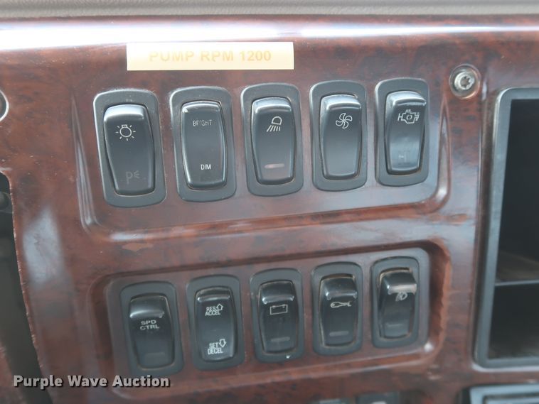 image for item GD9907 2005 Mack CHN613 semi truck