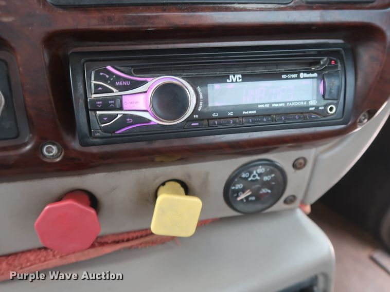 image for item GD9907 2005 Mack CHN613 semi truck