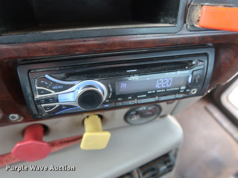 image for item GD9907 2005 Mack CHN613 semi truck