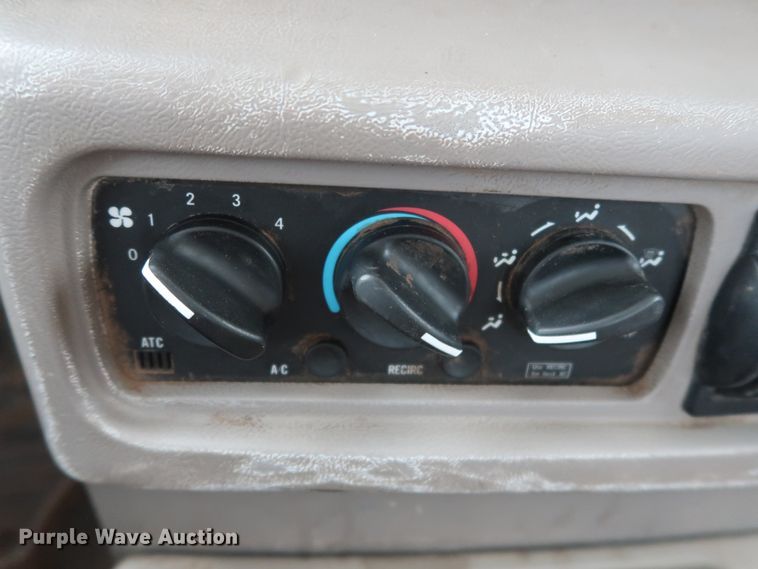 image for item GD9907 2005 Mack CHN613 semi truck