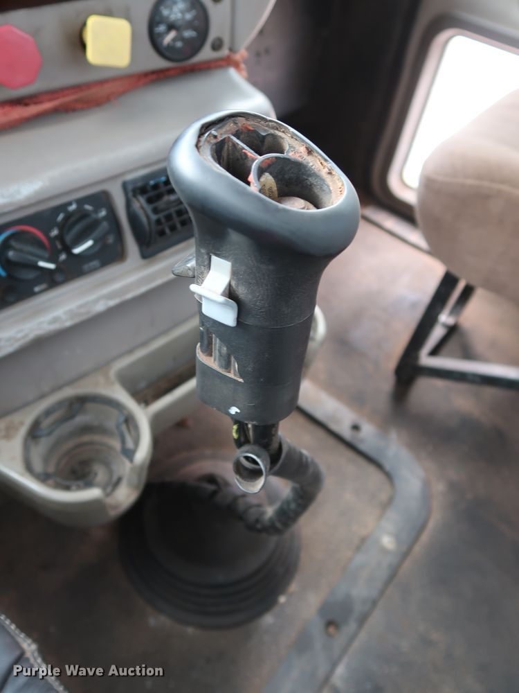 image for item GD9907 2005 Mack CHN613 semi truck