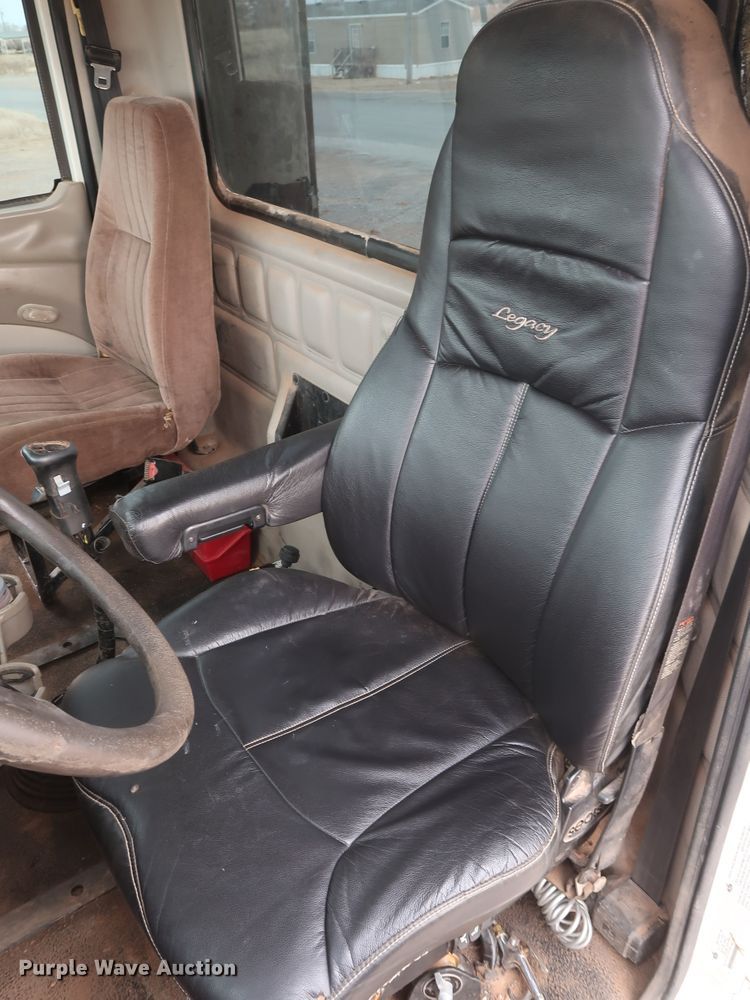 image for item GD9907 2005 Mack CHN613 semi truck