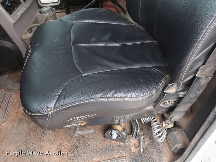 image for item GD9907 2005 Mack CHN613 semi truck