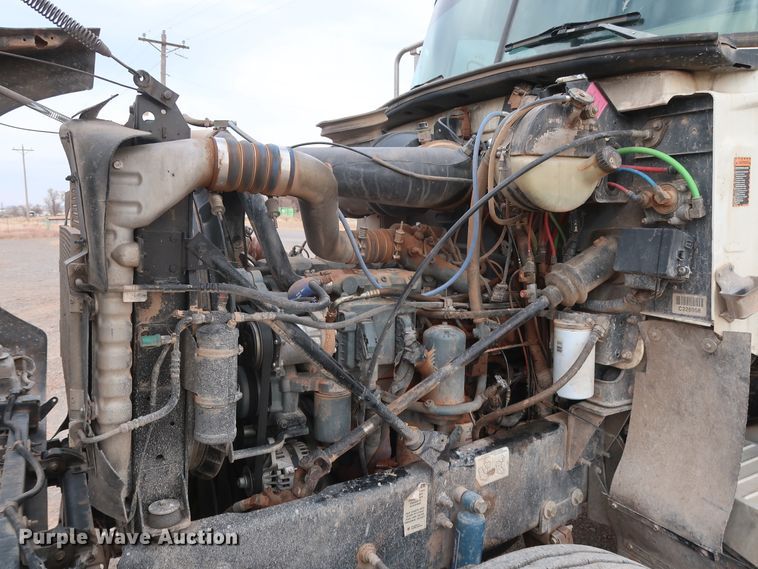 image for item GD9907 2005 Mack CHN613 semi truck