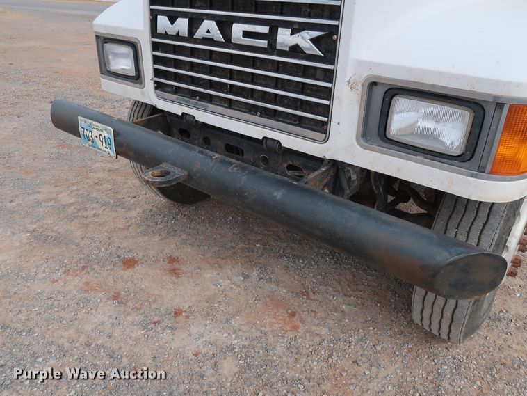image for item GD9907 2005 Mack CHN613 semi truck