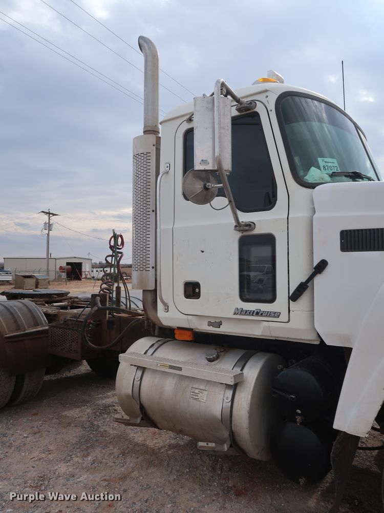 image for item GD9907 2005 Mack CHN613 semi truck