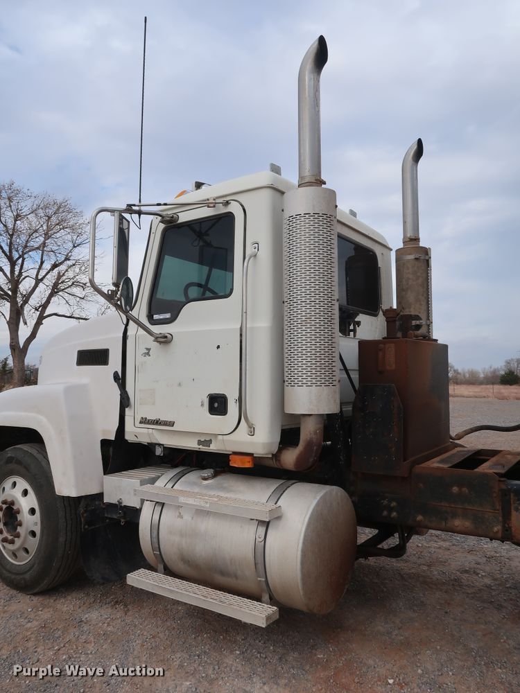 image for item GD9907 2005 Mack CHN613 semi truck