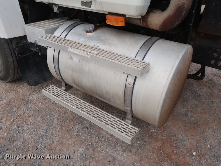 image for item GD9907 2005 Mack CHN613 semi truck