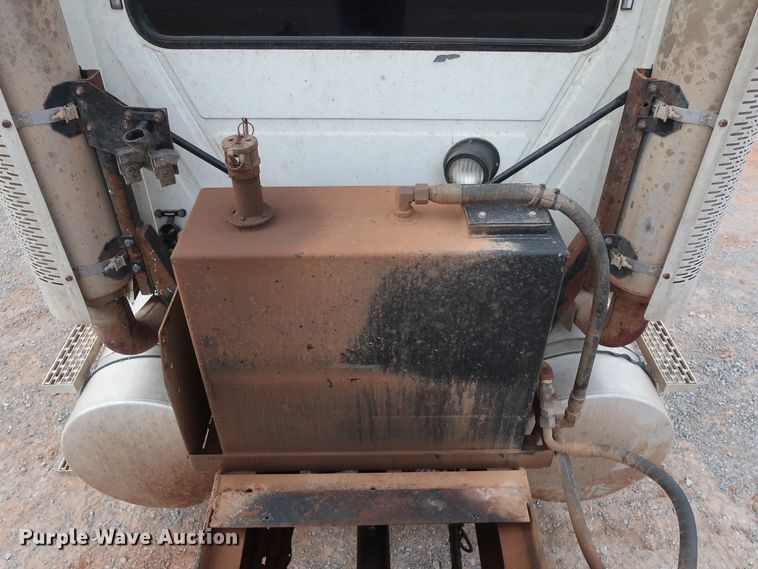 image for item GD9907 2005 Mack CHN613 semi truck