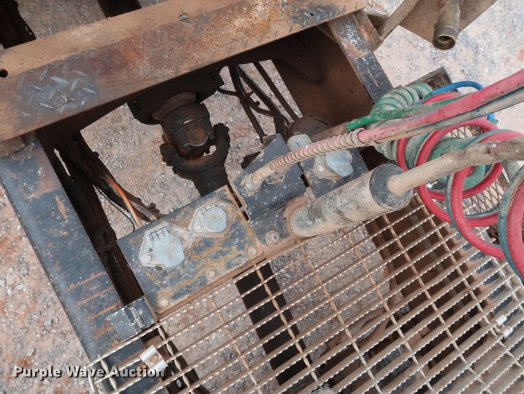 image for item GD9907 2005 Mack CHN613 semi truck