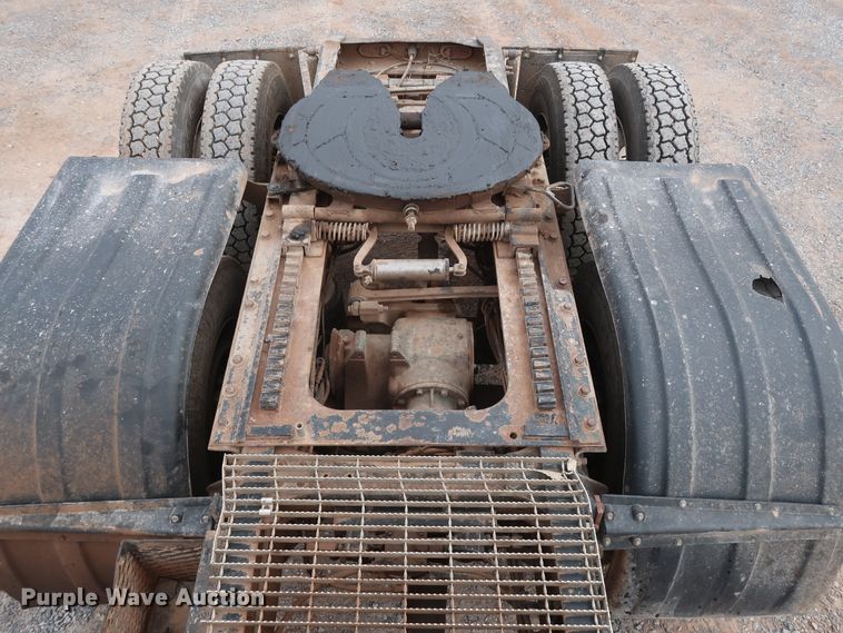 image for item GD9907 2005 Mack CHN613 semi truck