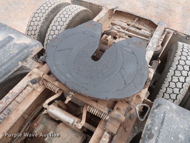 image for item GD9907 2005 Mack CHN613 semi truck