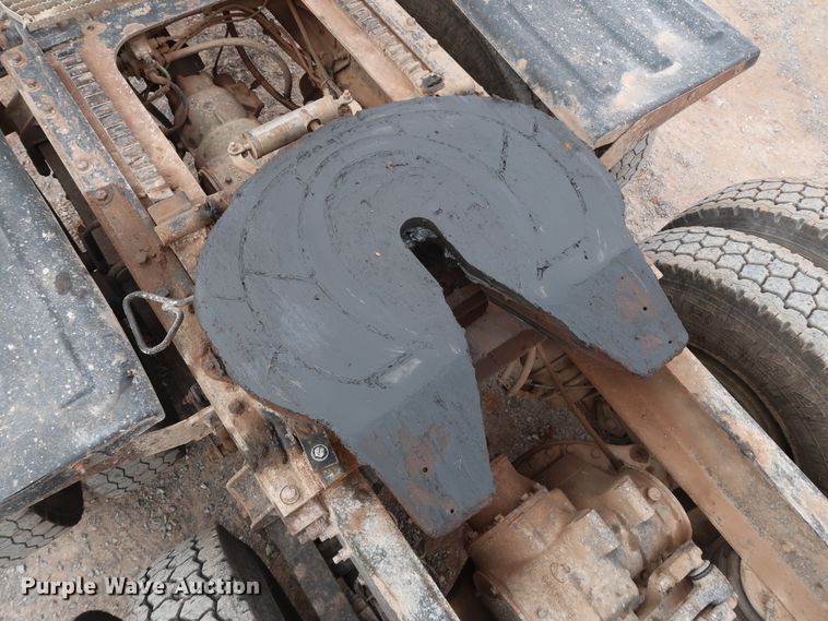 image for item GD9907 2005 Mack CHN613 semi truck