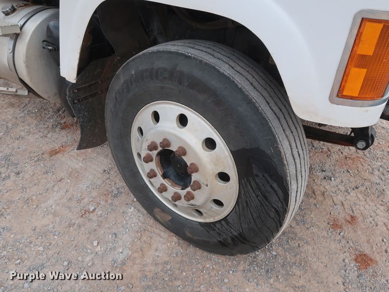 image for item GD9907 2005 Mack CHN613 semi truck