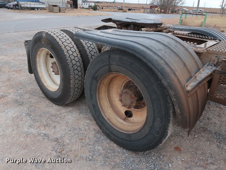 image for item GD9907 2005 Mack CHN613 semi truck