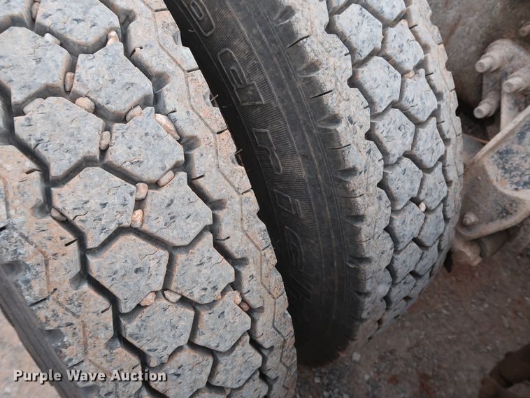 image for item GD9907 2005 Mack CHN613 semi truck