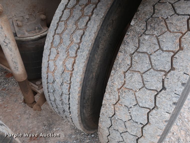 image for item GD9907 2005 Mack CHN613 semi truck