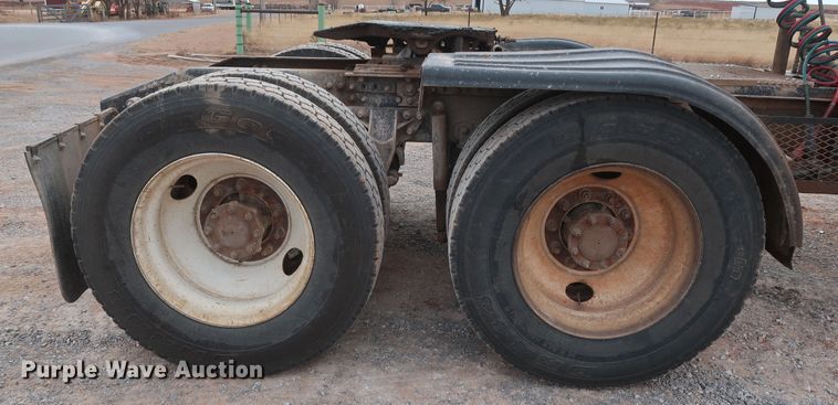 image for item GD9907 2005 Mack CHN613 semi truck