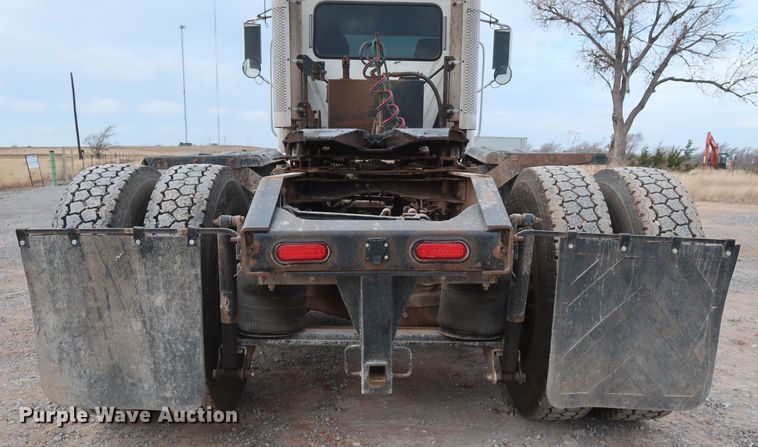 image for item GD9907 2005 Mack CHN613 semi truck