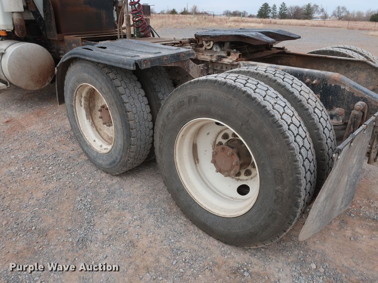 image for item GD9907 2005 Mack CHN613 semi truck