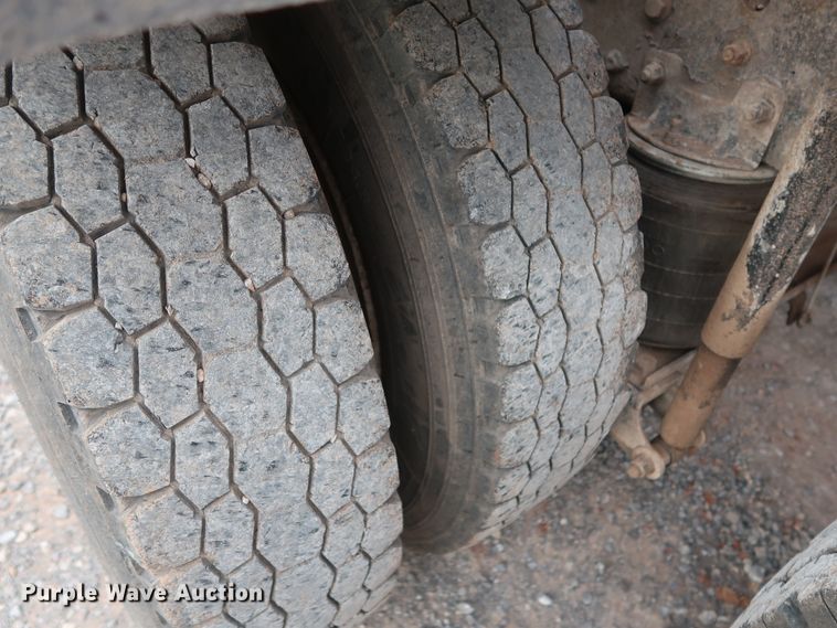 image for item GD9907 2005 Mack CHN613 semi truck