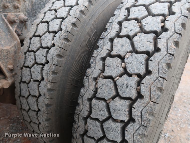 image for item GD9907 2005 Mack CHN613 semi truck