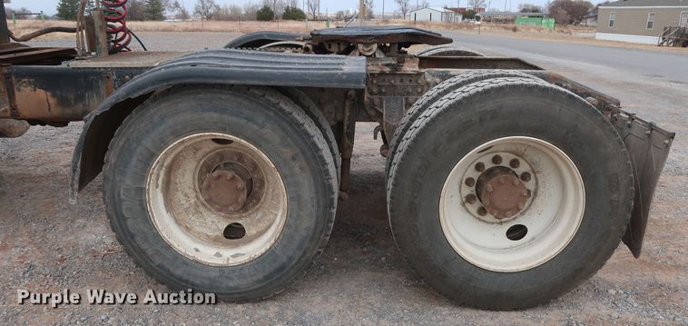 image for item GD9907 2005 Mack CHN613 semi truck