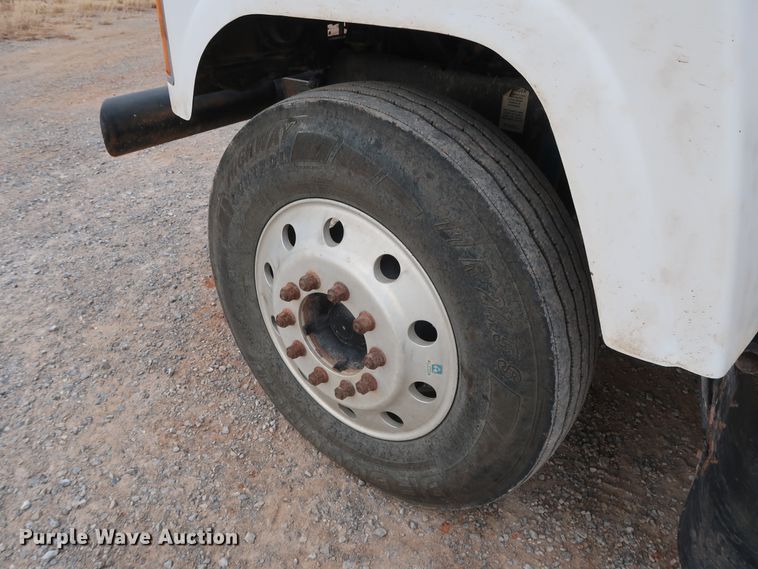 image for item GD9907 2005 Mack CHN613 semi truck