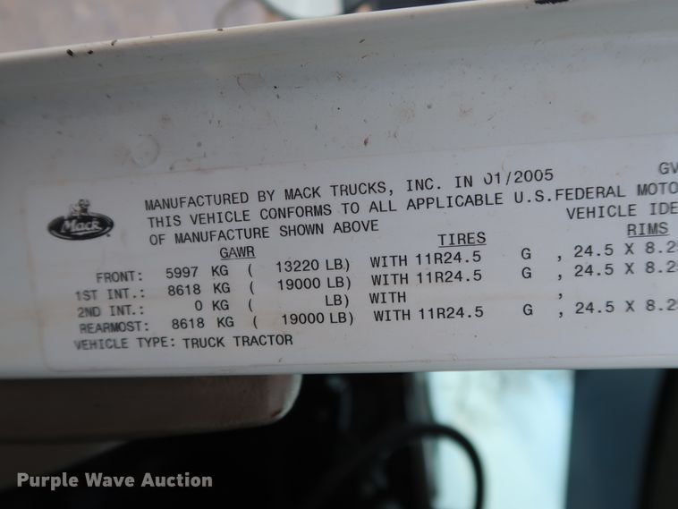 image for item GD9907 2005 Mack CHN613 semi truck