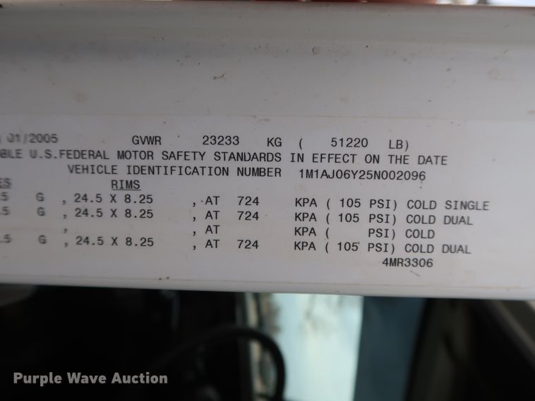 image for item GD9907 2005 Mack CHN613 semi truck