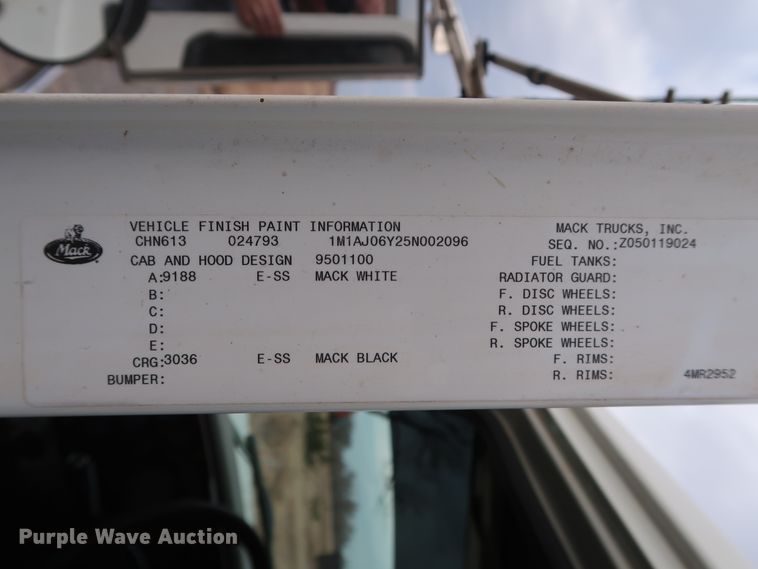 image for item GD9907 2005 Mack CHN613 semi truck