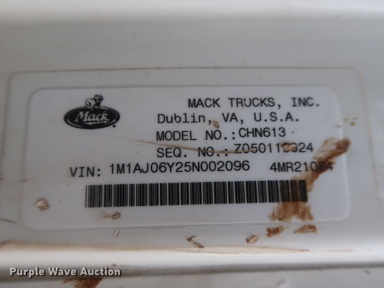 image for item GD9907 2005 Mack CHN613 semi truck