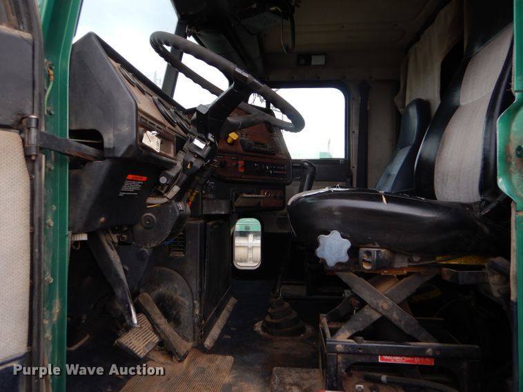 image for item GE9503 1999 Freightliner FLD120 semi truck