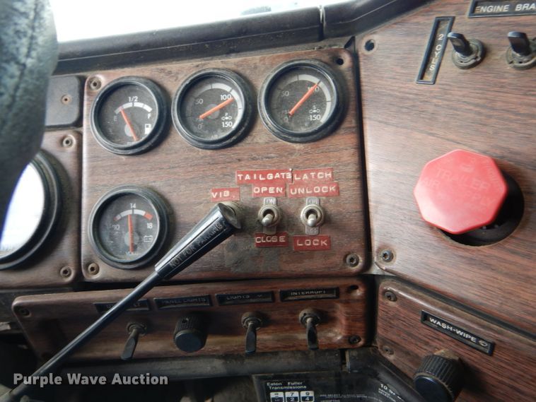 image for item GE9503 1999 Freightliner FLD120 semi truck