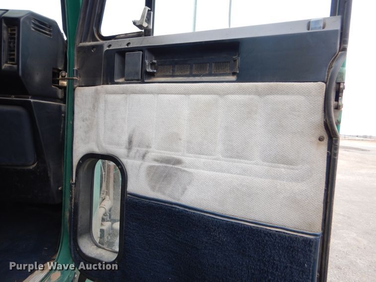 image for item GE9503 1999 Freightliner FLD120 semi truck