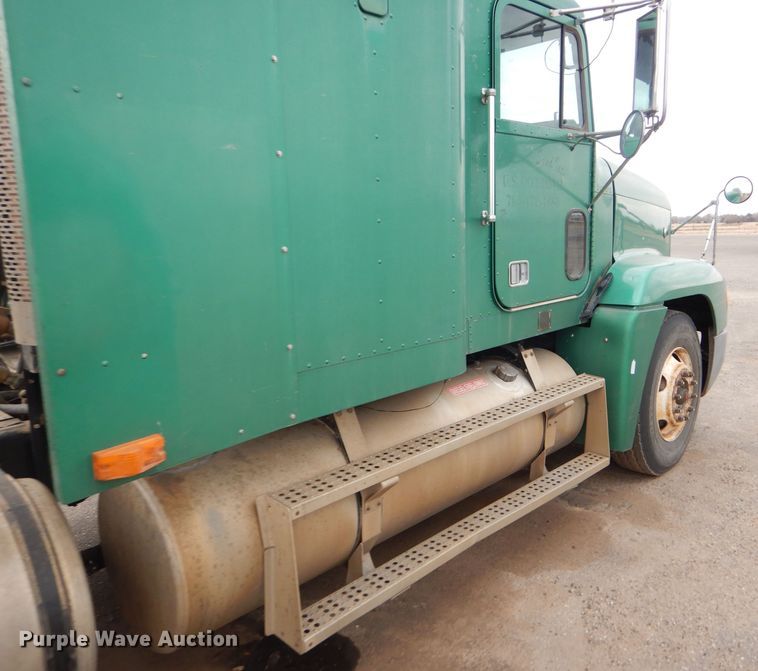 image for item GE9503 1999 Freightliner FLD120 semi truck