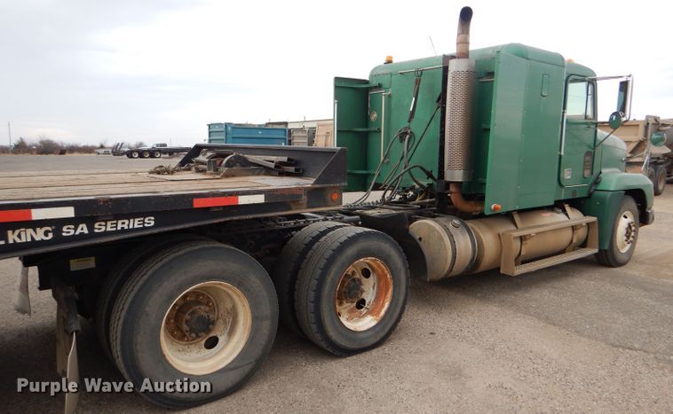 image for item GE9504 1999 Freightliner FLD120 semi truck