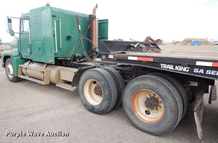 image for item GE9504 1999 Freightliner FLD120 semi truck