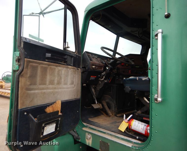 image for item GE9504 1999 Freightliner FLD120 semi truck