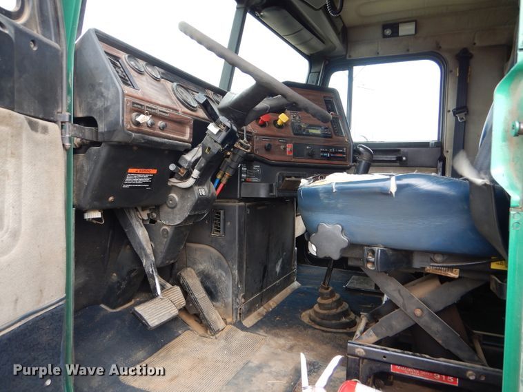 image for item GE9504 1999 Freightliner FLD120 semi truck